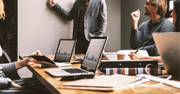 Seu roteiro de implementação em três fases: do zero ao herói